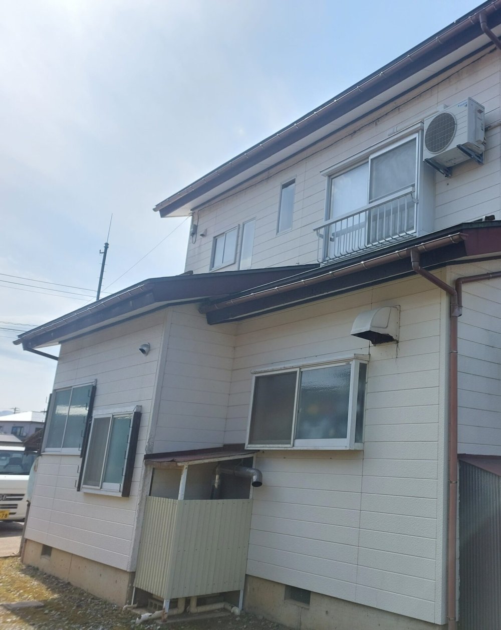 施工後の住宅外観。白い外壁の二階建て住宅