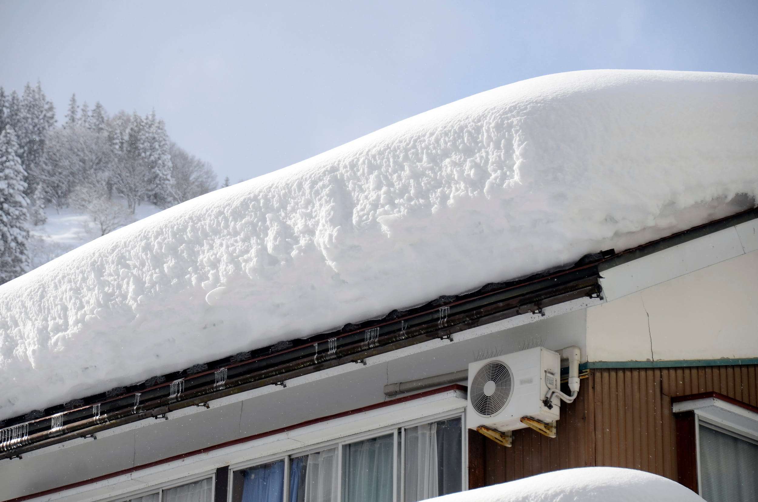 雪の積もった屋根