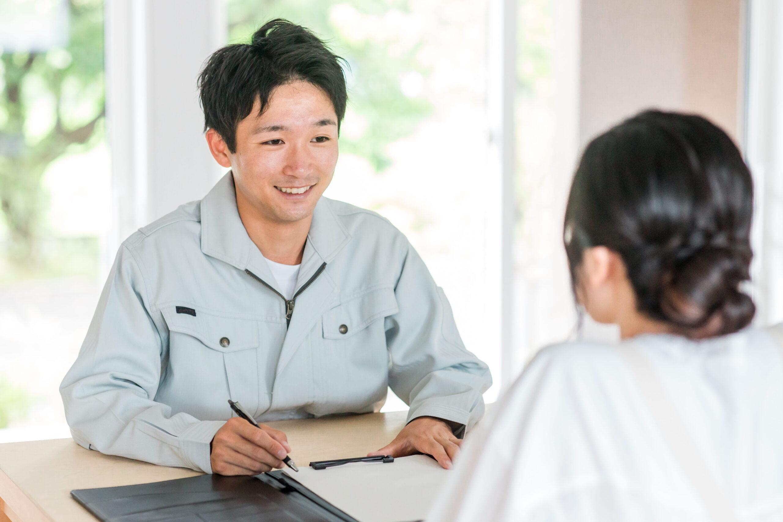住まいについて相談する様子