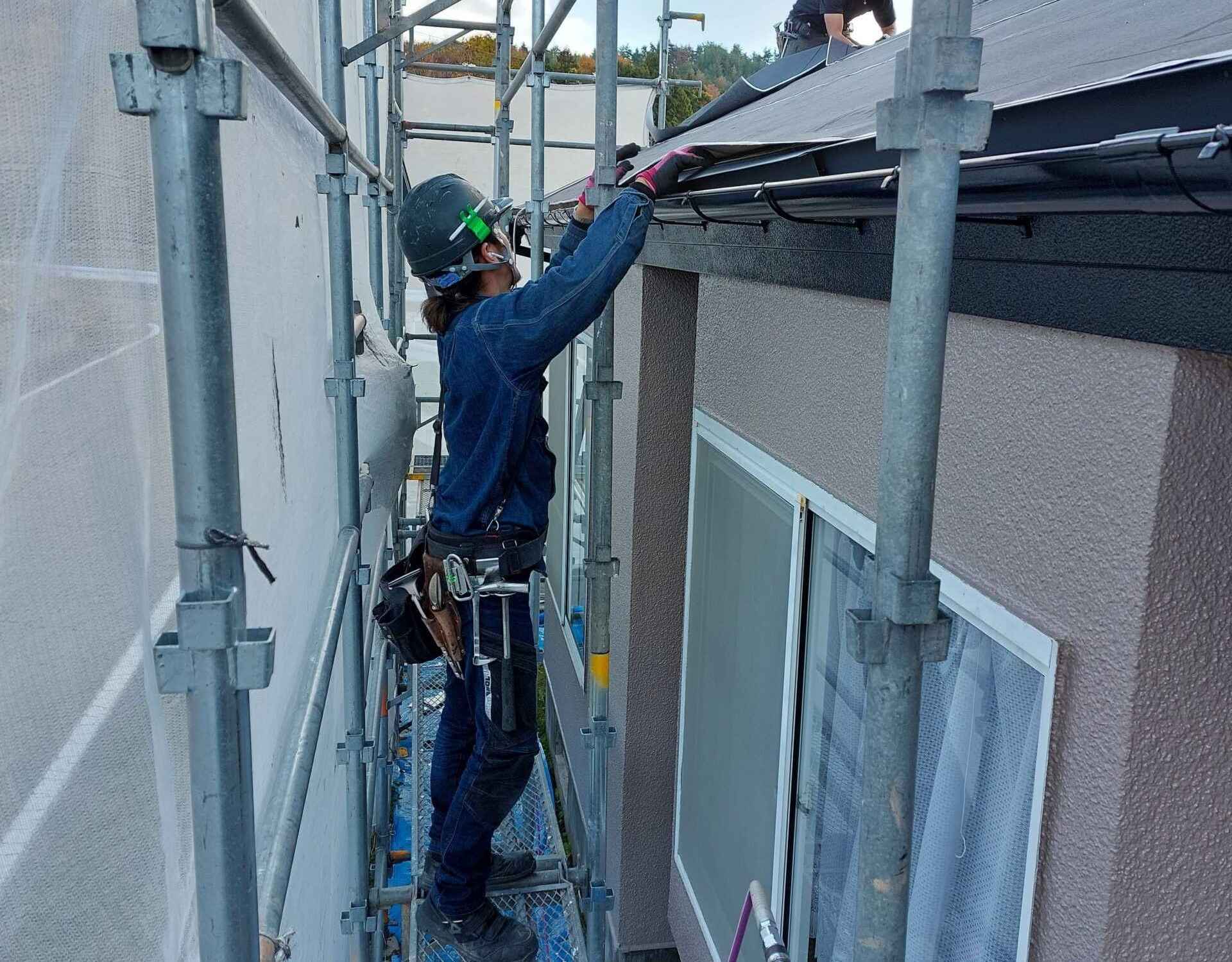 足場で作業する職人