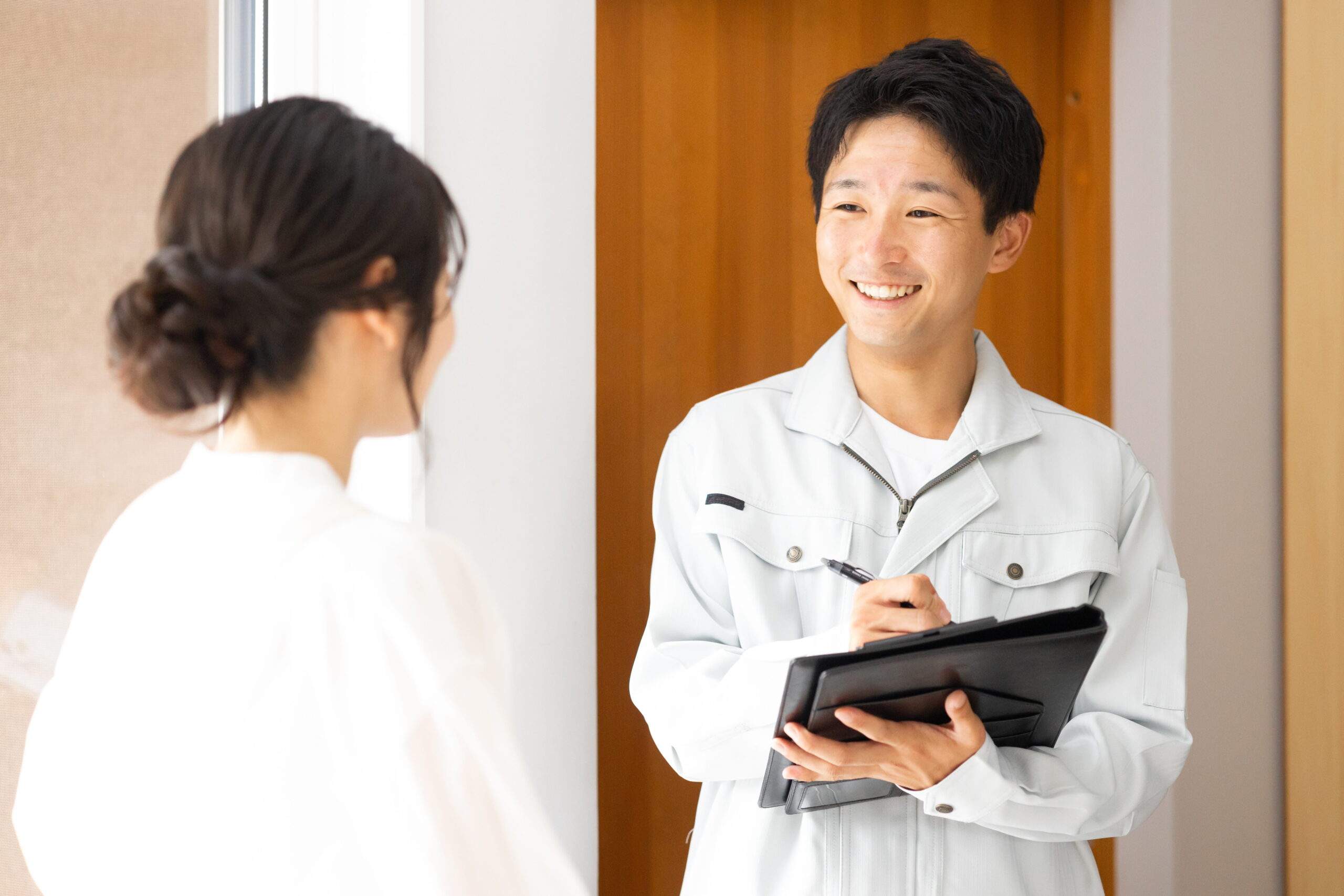 住宅で話す作業員